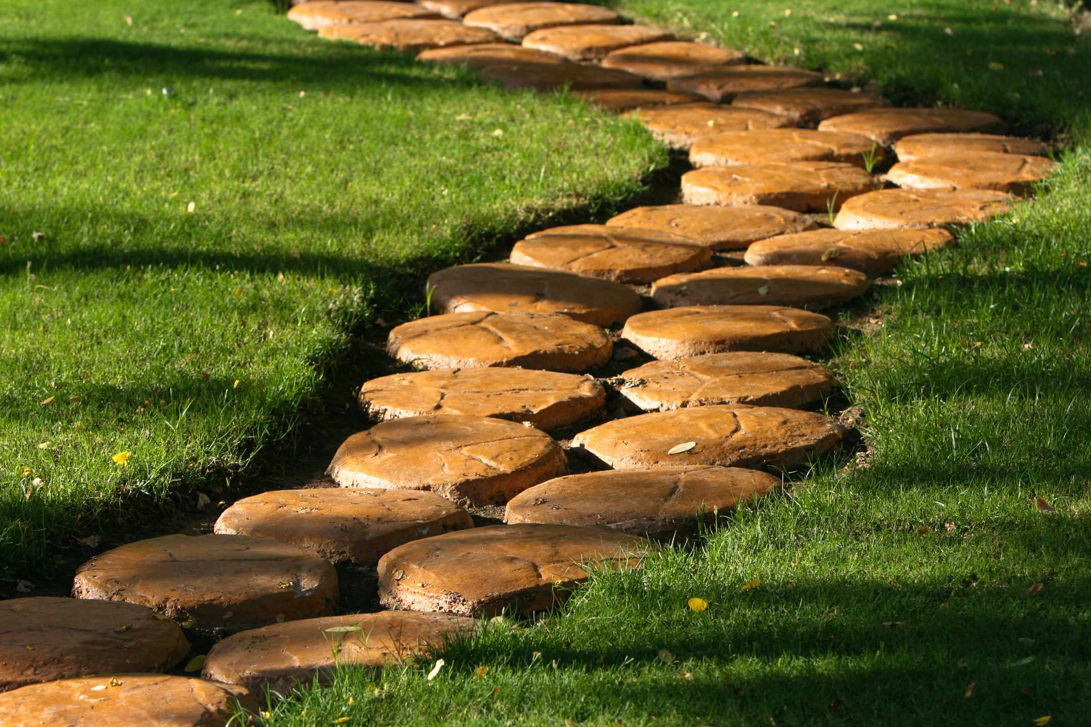 Chemin de pierre taillée pour une allée de jardin