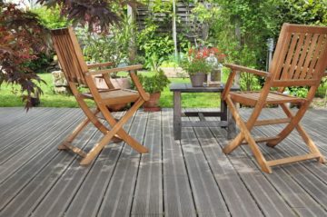 Terrasse aménagée dans un jardin pour la détente