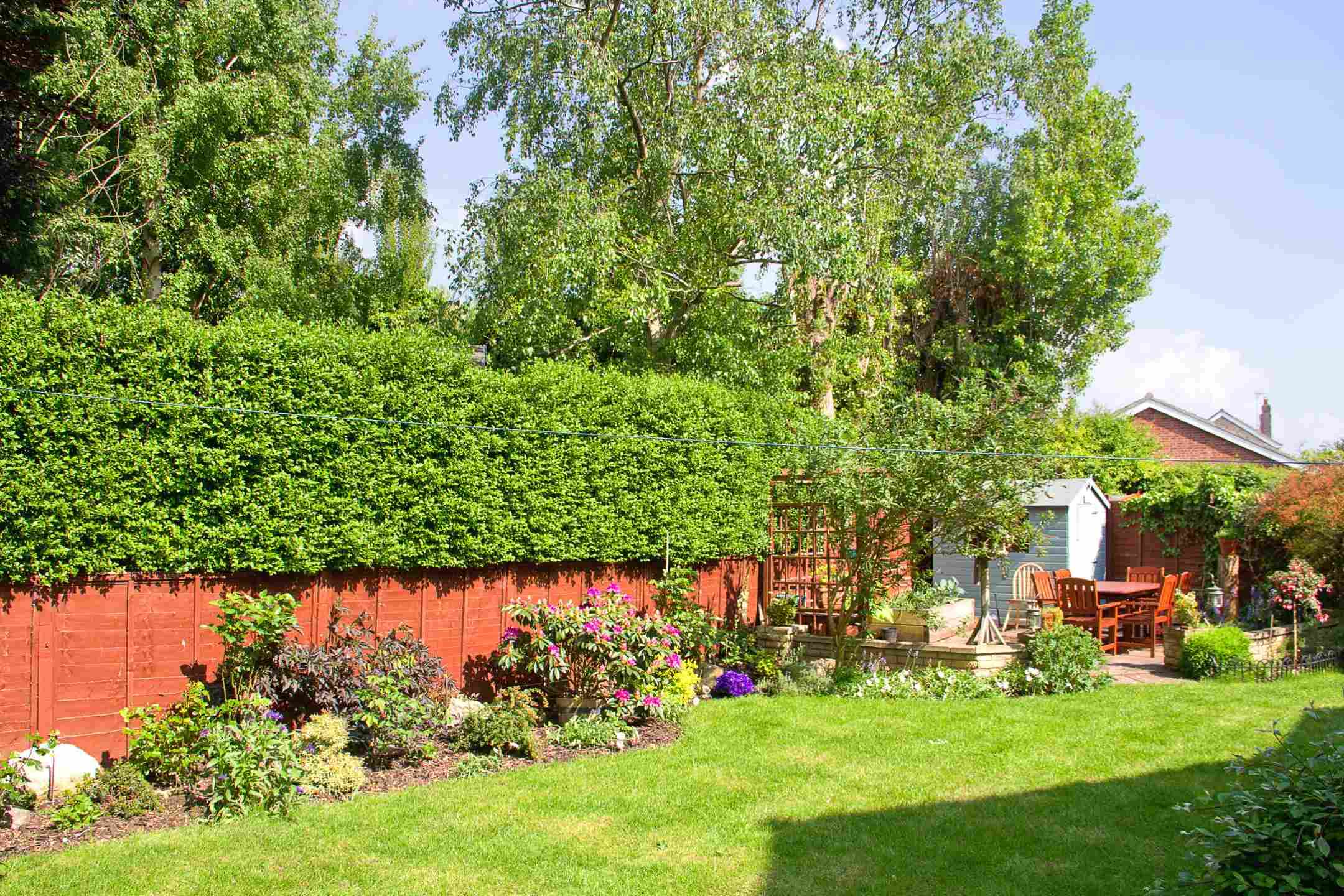 Jardin paysager avec une clôture bois et végétale