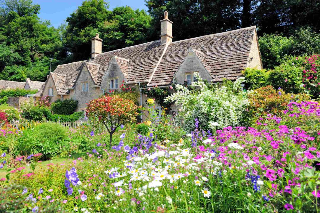Maison de campagne entourée d'un jardin anglais