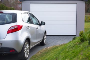 Voiture garée sur une allée de garage