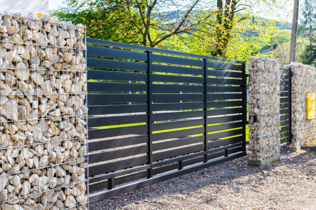 Portail moderne, clôture en mur de pierre