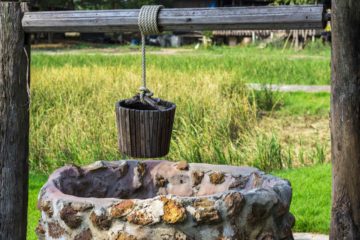 Puits à l'ancienne dans un jardin