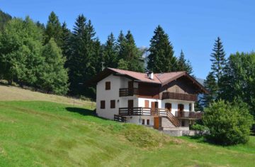 Maison sur un terrain de montagne en pente