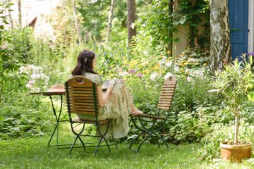 Jeune femme se relaxant dans un jardin sans entretien