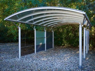 Un carport design en aluminium installé dans un espace du jardin