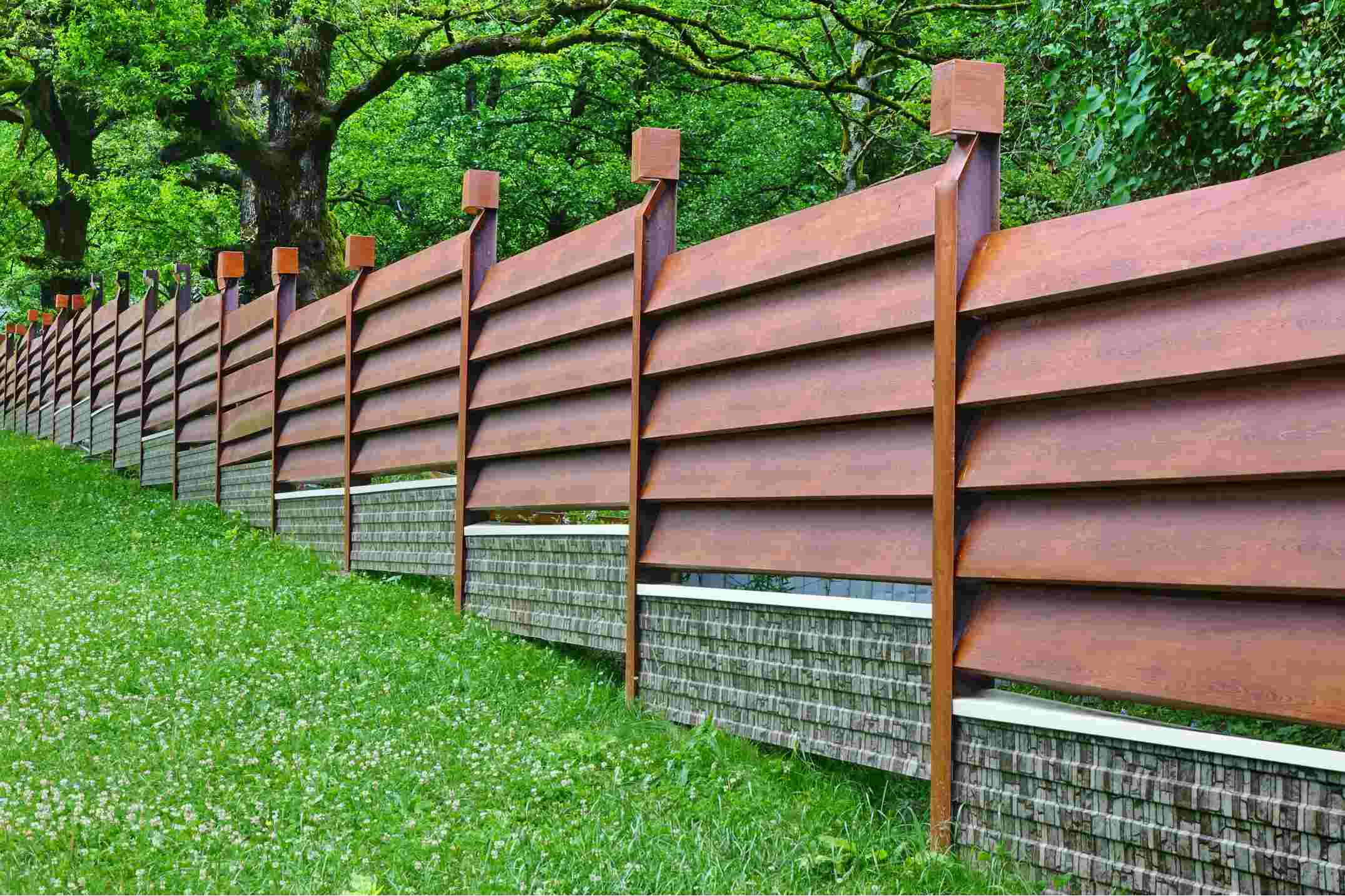 Belle clôture en bois design dans un grand jardin