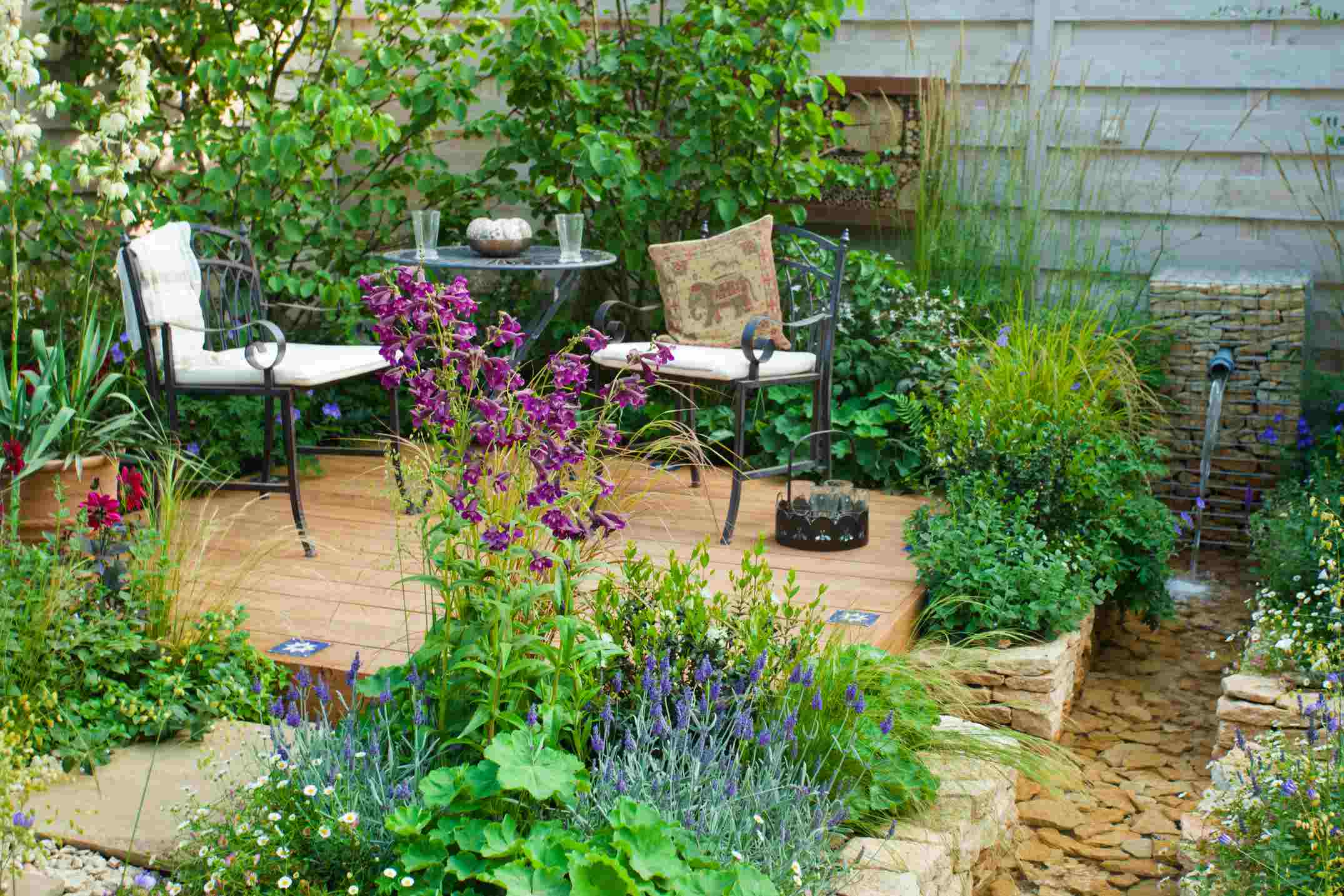 Espace détente dans une cour ou un jardin avec design tendance industriel