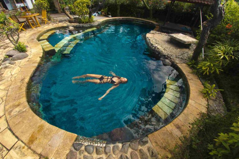 Belle piscine naturelle installée dans un jardin