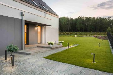 Beau et grand jardin d'une maison bénéficiant d'un éclairage moderne