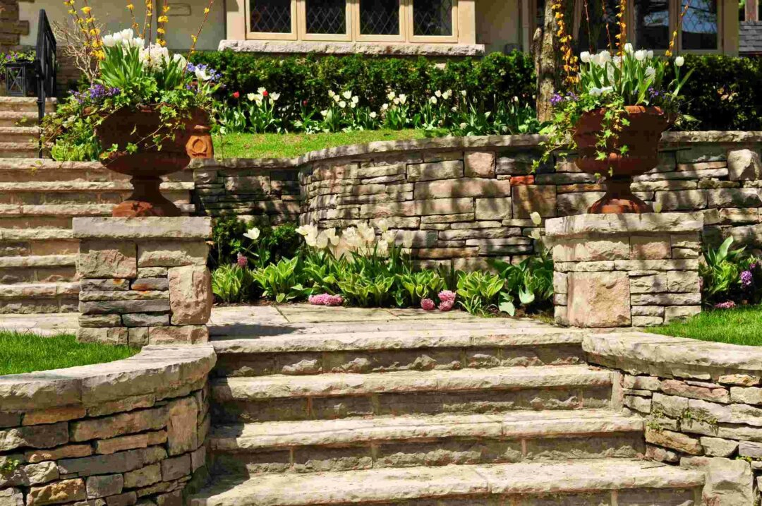 Bel escalier en pierre naturelle dans un beau jardin