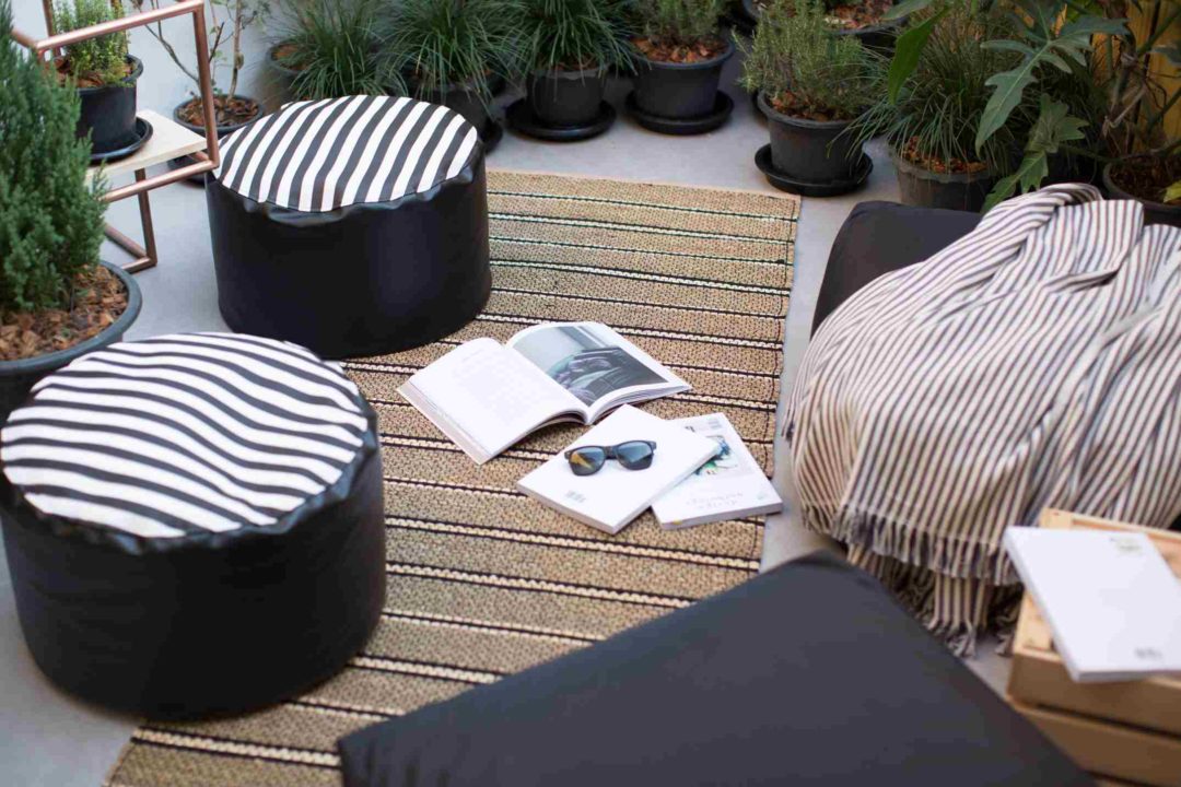 Un espace cosy pour un jardin d'hiver avec mobilier et plantes