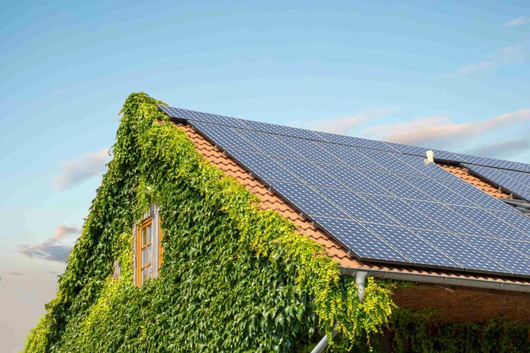 Une belle maison avec sur son toit des panneaux solaires pour produire son électricité