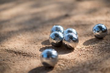 Des boules d epétanque sur un terrain adapté