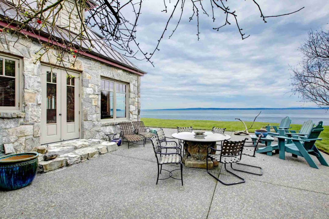 Belle maison en pierre avec vue sur mer et sa terrasse en béton