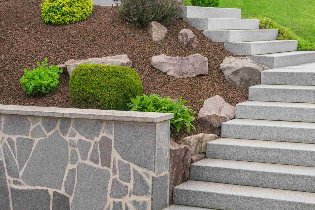 Un très belle escalier en pierres dans un jardin paysager