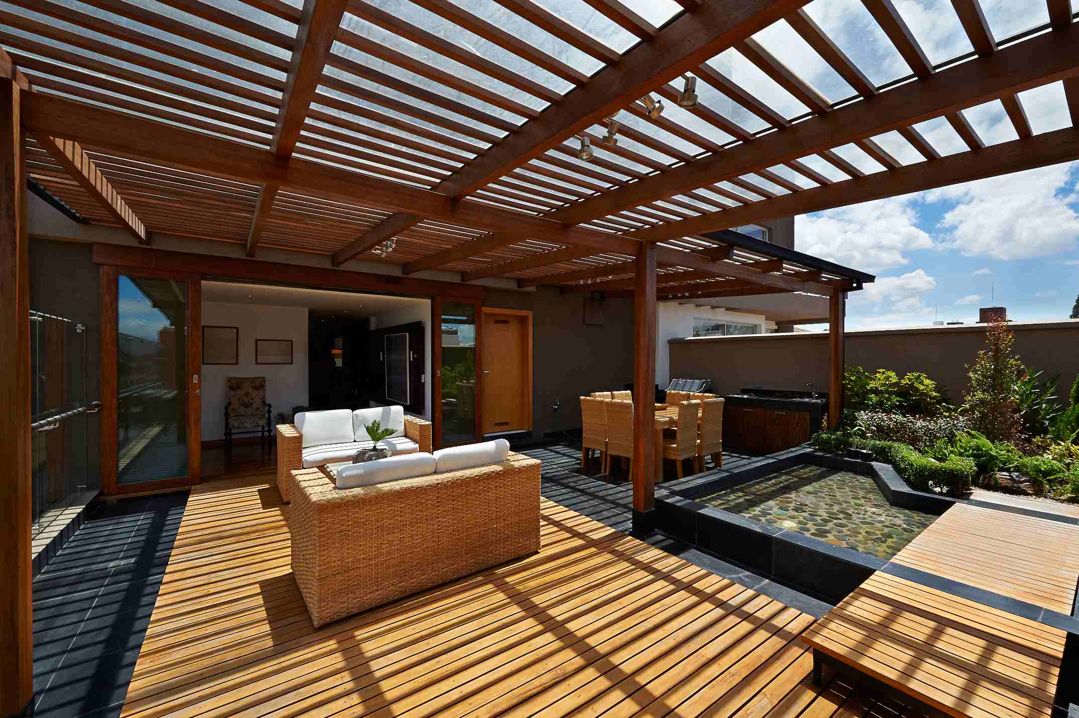 Une magnifique terrasse couverte d'une pergola
