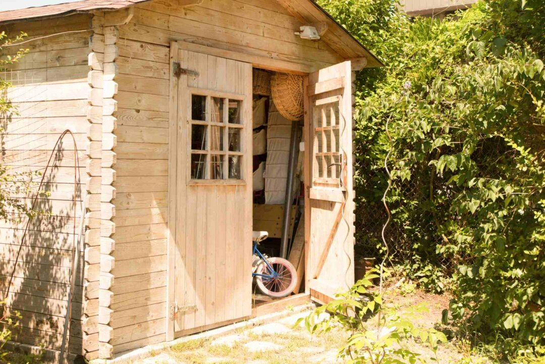 Un cabane, abri de jardin permettant d'avoir un espace de rangement
