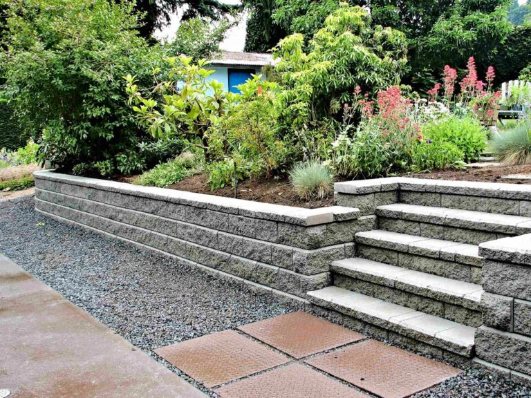 Un jardin paysager avec une retenue de terre habillée de pierres