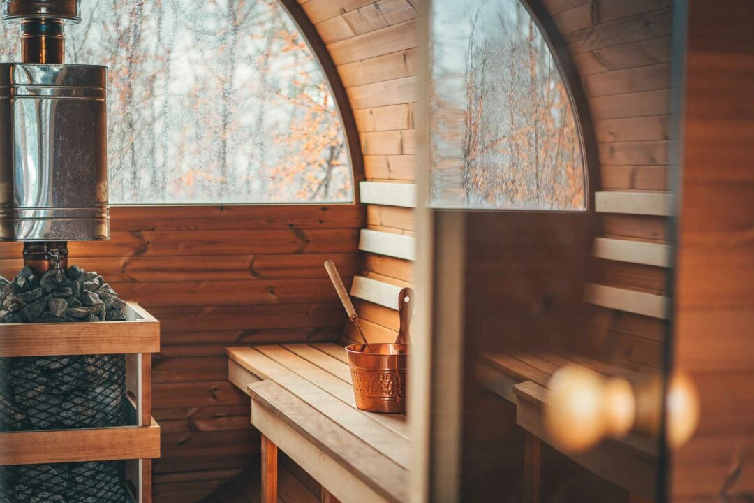 L'intéireur d'un sauna installé dans un jardin