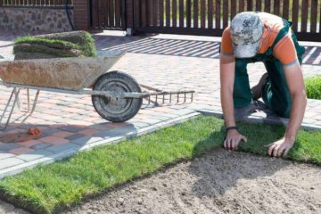 Un jardinier est en train d'installer du gazon dans une résidence privée