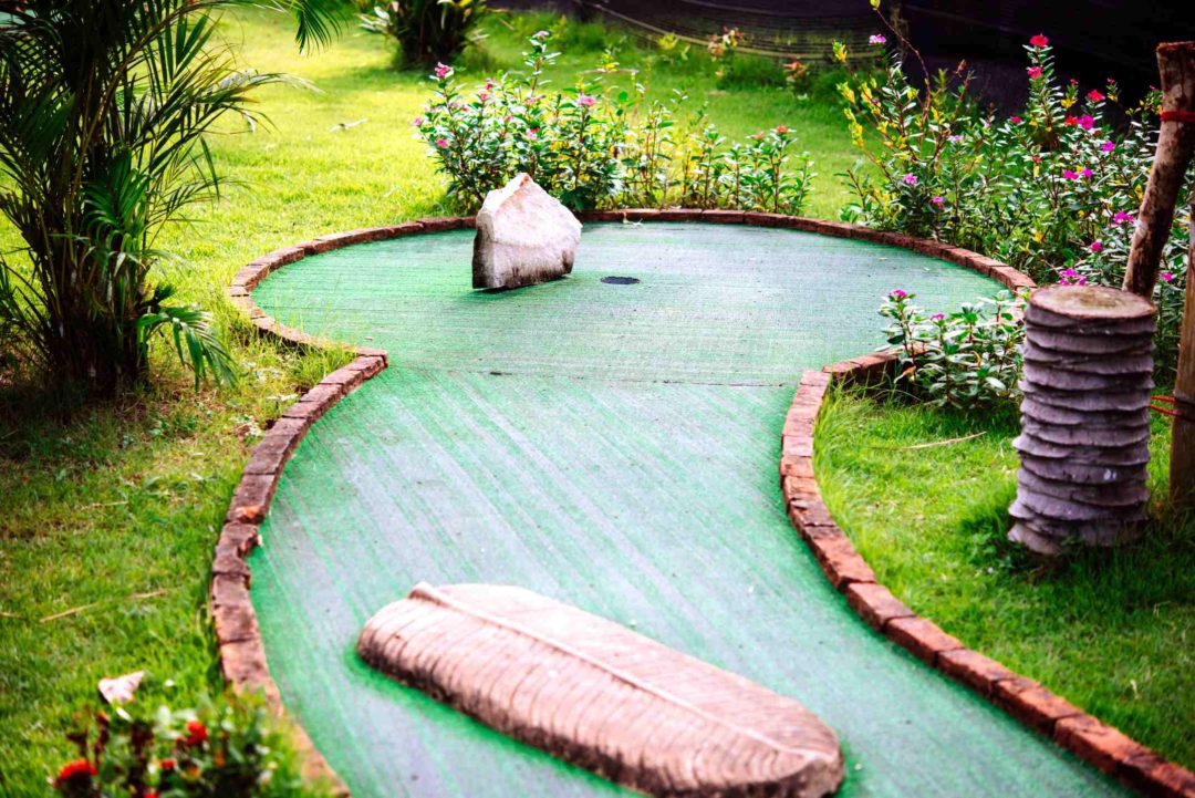 Un mini-golf installé dans un jardin particulier