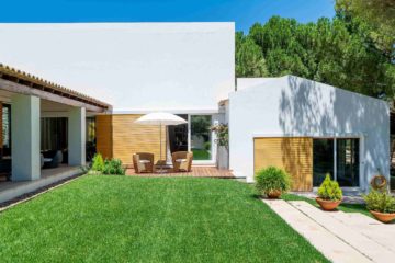 Une belle maison neuve et son terrain aménagé d'un jardin paysager