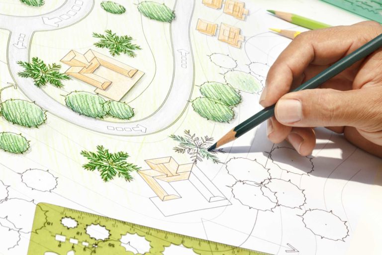 Un architecte paysagiste dessine le plan d'un aménagement paysager