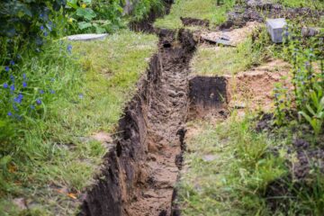 Des tranchées sur un terrain pour effectuer des opérations de drainage