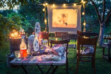 Une prjection de film amateur lors d'une soirée dans un jardin privé