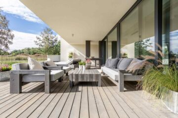 Une belle terrasse aménagée d'une maison neuve