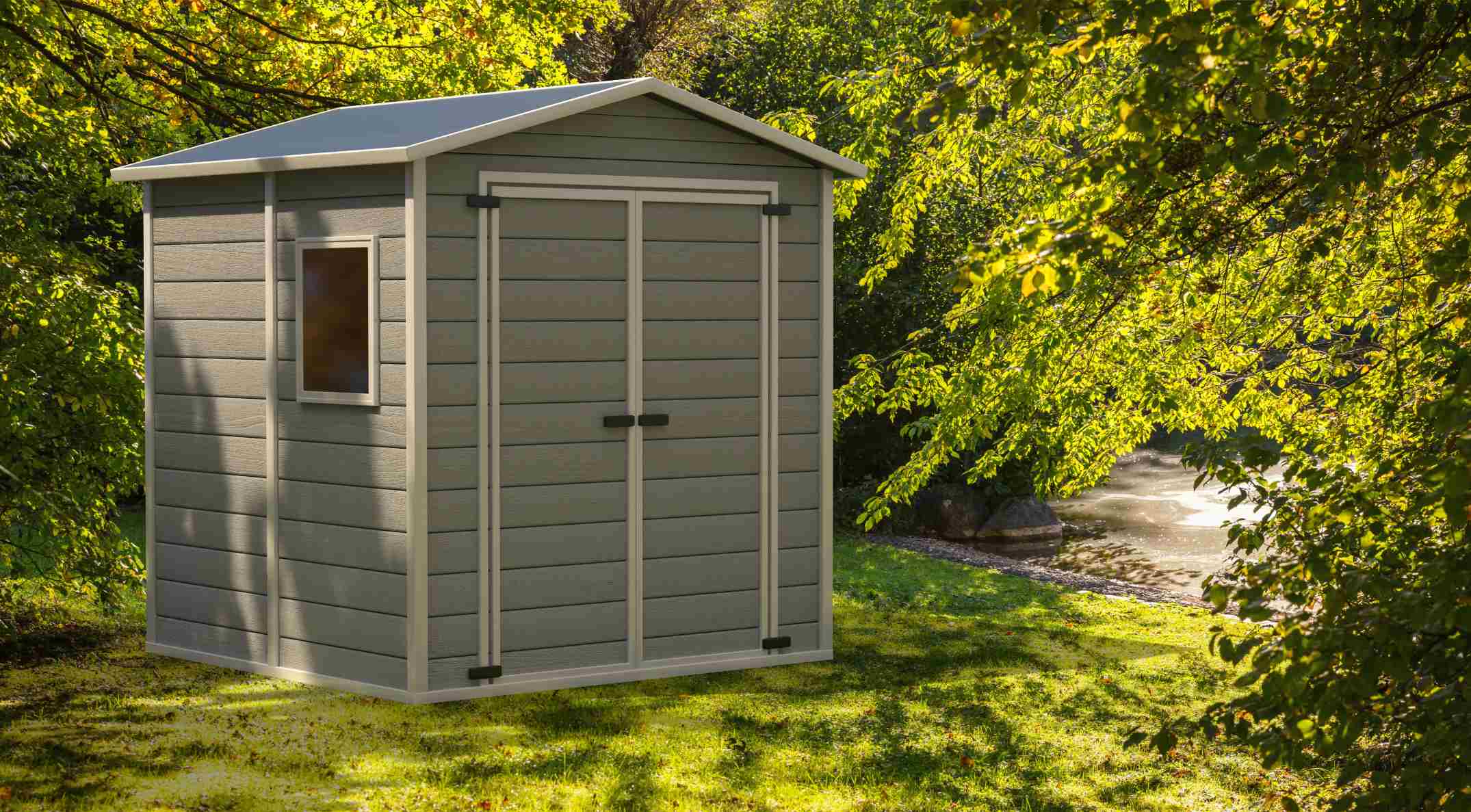 Une cabane, espace de stockage et de rangement, dans un jardin