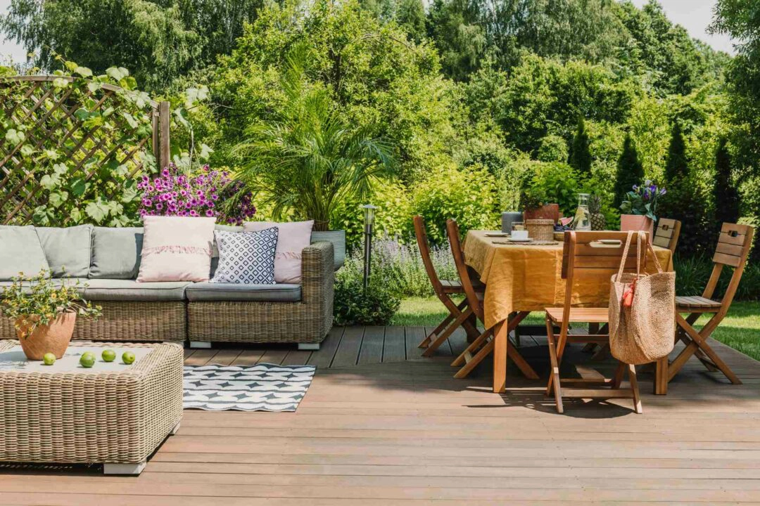 Un salon d'été sur une terrasse dans un beau jardin