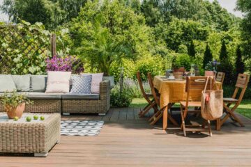 Un salon d'été sur une terrasse dans un beau jardin