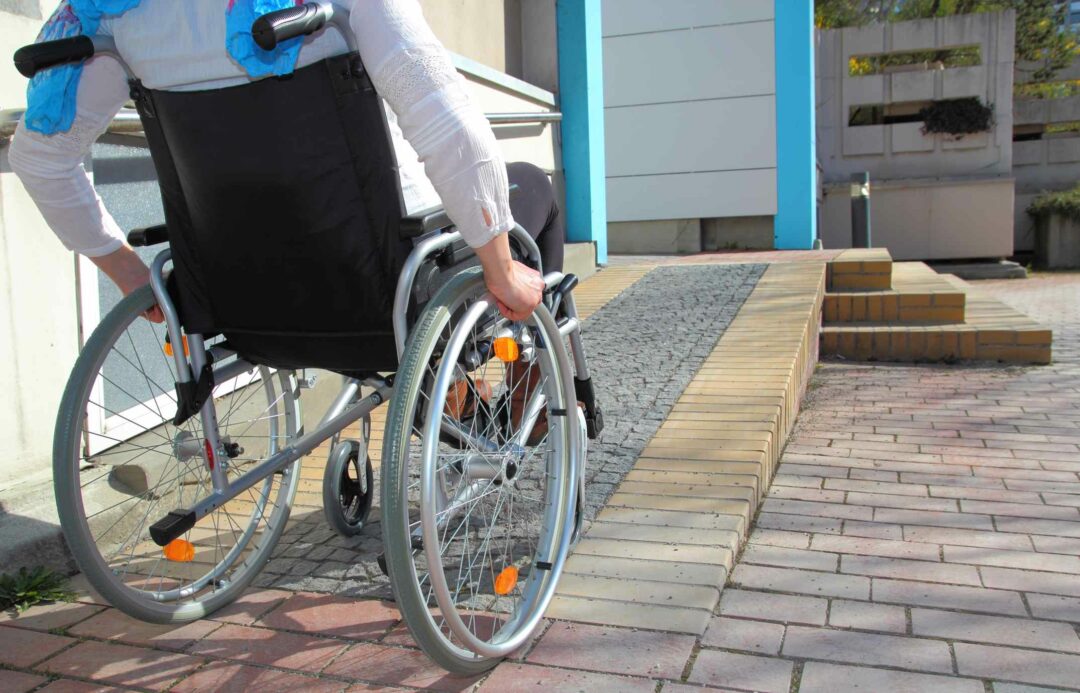Une rampe d'accès pour personne hadicapée en fauteuil roulant
