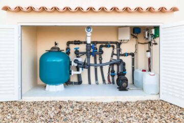 Le local technique d'une piscine dans un abri maçonné