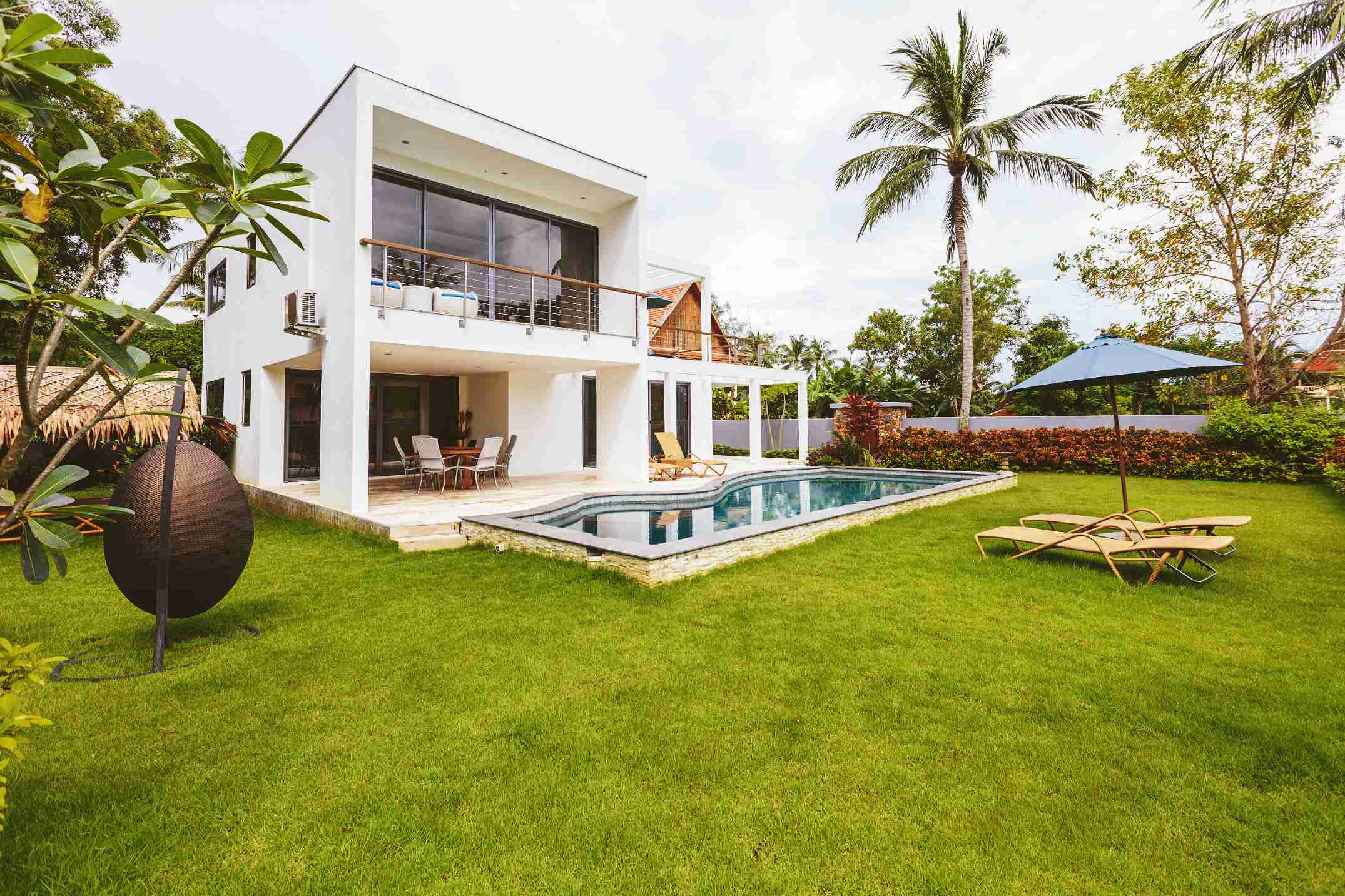 Une belle maison avec son jardin sa piscine une terrasse sur pilotis