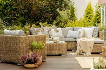 Un élégant salon de jardin posé sur une terrasse en bois