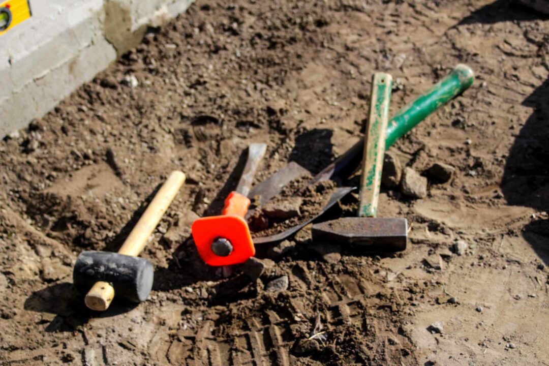 Des outils disposés sur d ela terre pour préparer des travaux d'aménagement