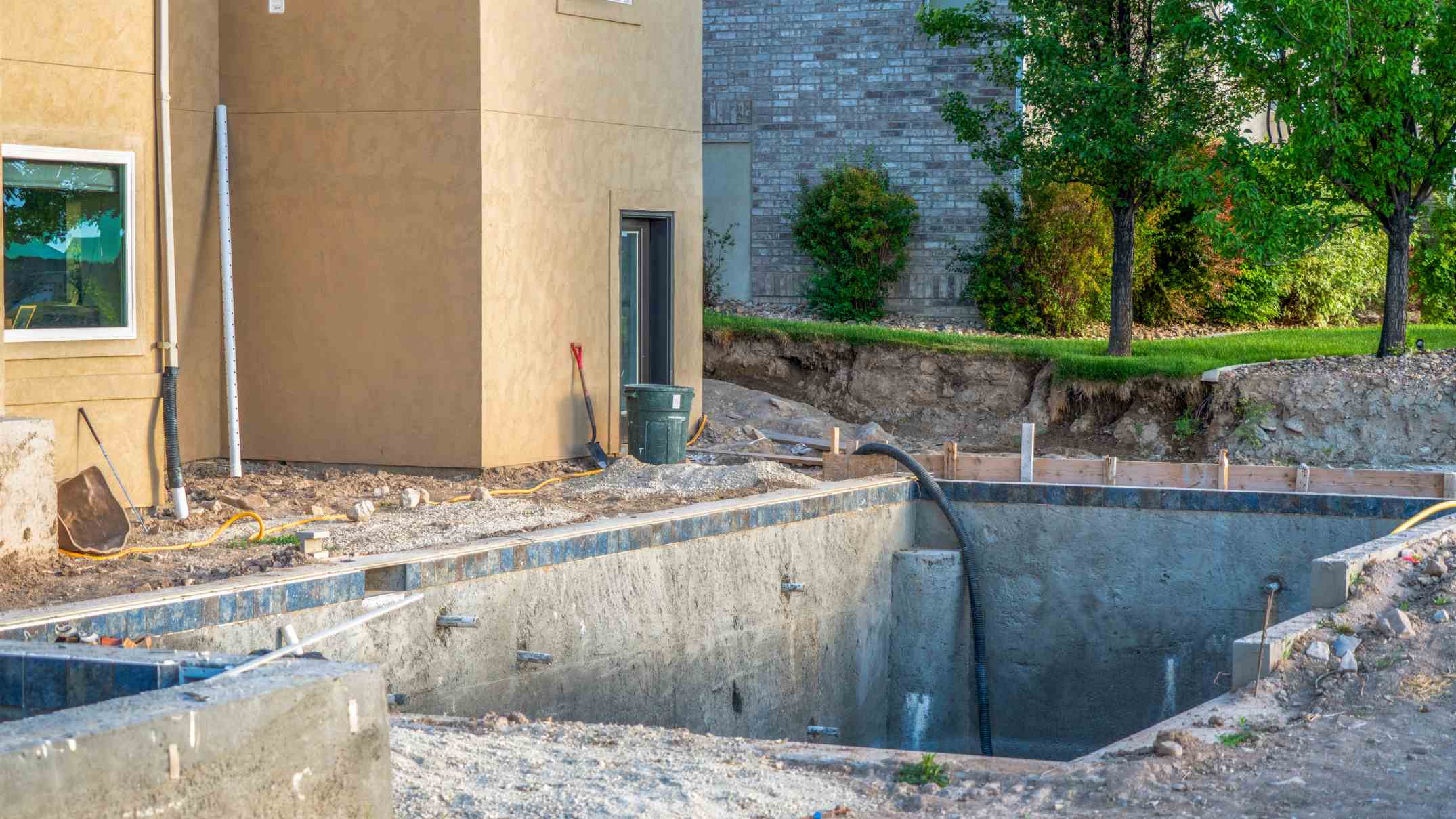 Un piscine en transformation ou rénovation sur un terrain en cours de travaux de paysagisme