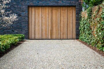 Une allée de garage avec un reveêtement composé de béton désactivé