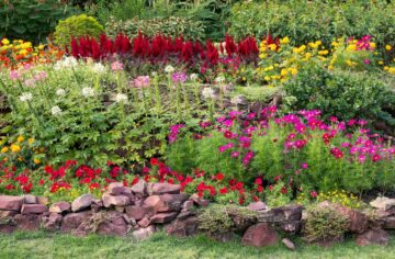 Une butte fleurie et aménagée dans un jardin paysager