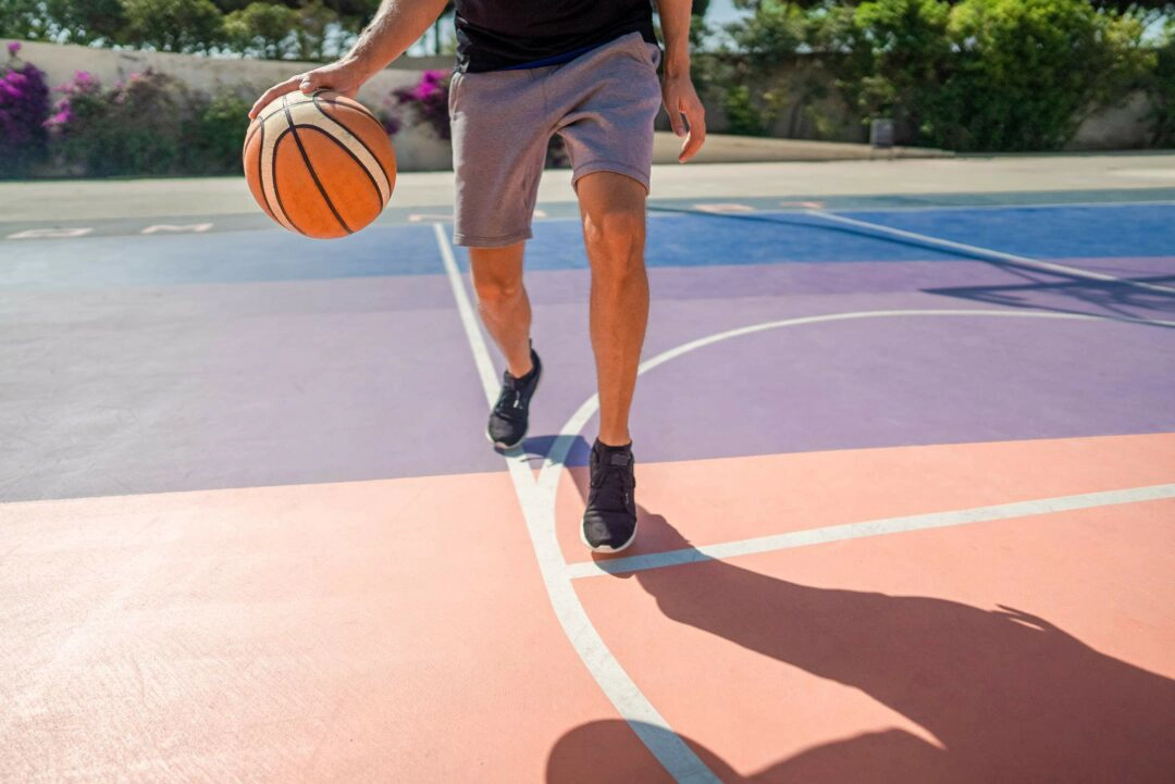 Un homme joue sur un terrain de basket