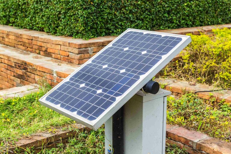 un panneau solaire individuel pour la production d'électricité dans le jardin