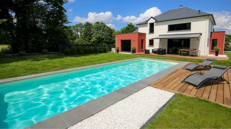 Une piscine couloir de nage dans un beau jardin
