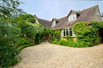 Une belle maison avec son jardin et son allée en gravier