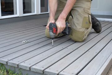 Un artisan monte une terrasse en bois