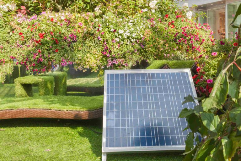 Un panneau solaire installé dans le jardin d'une maison individuelle
