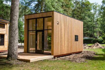 Une tiny house en construction sur un terrain individuel