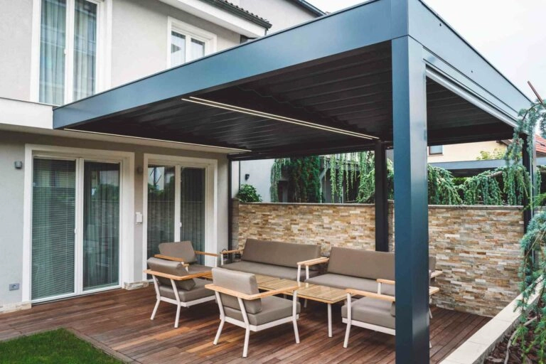 Une pergola moderne protégeant une terrasse et ses meubles de jardin